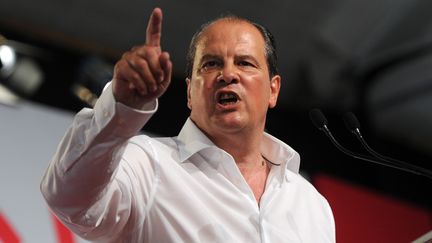 Le premier secr&eacute;taire du Parti socialiste, Jean-Christophe Cambad&eacute;lis, s'exprime &agrave; la tribune de l'universit&eacute; d'&eacute;t&eacute; du PS, le 30 ao&ucirc;t 2015, &agrave; La Rochelle (Charente-Maritime). (XAVIER LEOTY / AFP)