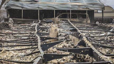 D'autres constructions ont eu moins de chance, à l'image de cette maison réduite en cendres après le passage de l'incendie, le 29 février 2024 à Canadian (Texas). (DAVID ERICKSON / AP / SIPA)