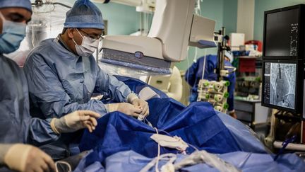 Des chirurgiens opèrent un patient à l'hôpital Lyon Croix-Rousse, à Lyon, le 26 septembre 2023. (JEFF PACHOUD / AFP)