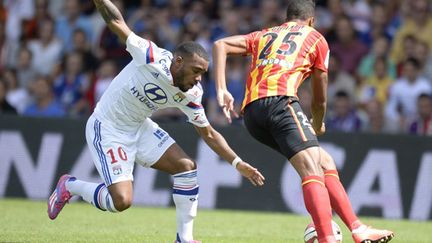 Alexandre Lacazette (Lyon) à la lutte avec Jean-Philippe Gbamin (Lens) (ROMAIN LAFABREGUE / AFP)