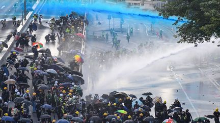 Des canons à eau sont utilisés contre des manifestants à Hong Kong (Chine), le 15 septembre 2019. (NICOLAS ASFOURI / AFP)