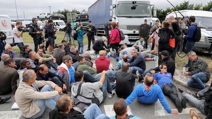 Des employés de GM&amp;S manifestent, le 5 septembre 2017 devant l'usine PSA de Poissy (Yvelines). (JACQUES DEMARTHON / AFP)