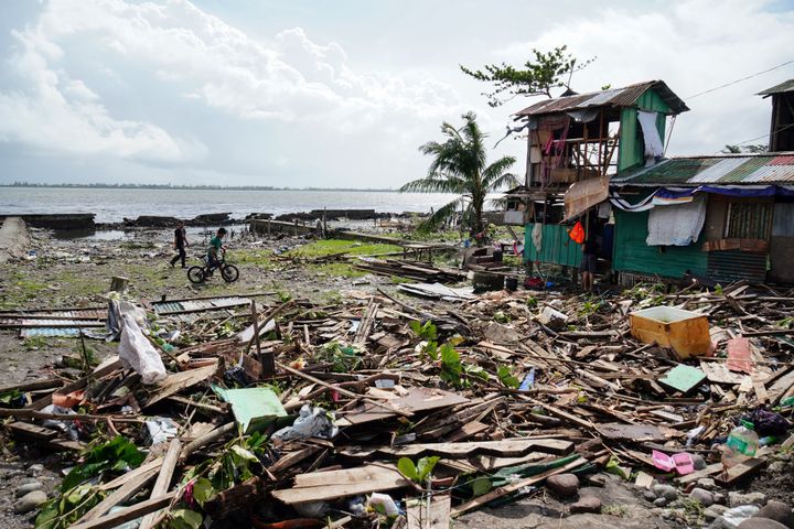 Après le passage du typhon&nbsp;Phanfone dans la province de Leyte, au centre des Philippines, le 25 décembre 2019. (BOBBIE ALOTA / AFP)