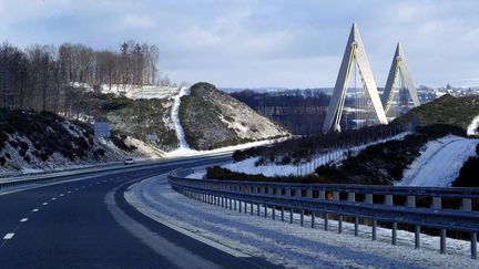 L'A89 enneigée dans le Puy-de-Dôme, en décembre 2004. (THIERRY ZOCCOLAN / AFP)