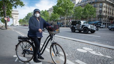 La maire de Paris, Anne Hidalgo, sur un vélo le 13 mai 2020.&nbsp; (FRED DUGIT / MAXPPP)