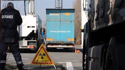 Un fonctionnaire des douanes au travail (sur l'autoroute des Deux Mers), au péage de Toulouse sud (AFP - REMY GABALDA)