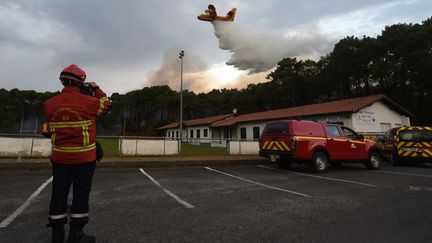 Un pompier devant l'incendie à Anglet (Pyrénées-Atlantiques) le 30 juillet 2020. (GAIZKA IROZ / AFP)