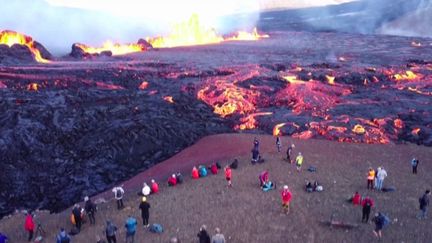 Islande : une éruption volcanique attire les curieux