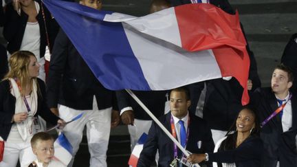 Ici Londres ! La d&eacute;l&eacute;gation fran&ccedil;aise est emmen&eacute;e par l'escrimeuse&nbsp;Laura Flessel, double championne olympique. (MAX ROSSI / REUTERS)