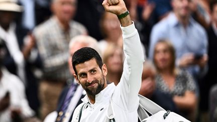 Le Serbe Novak Djokovic s'est qualifié pour la 35e finales de Grand Chelem, à Wimbledon (Londres), le 14 juillet 2023. (SEBASTIEN BOZON / AFP)