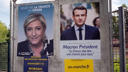 Les affiches des deux candidats qualifiés pour le 2e tour, Marine Le Pen et Emmanuel Macron, le 24 avril 2017 à Paris
 (Bruno Levesque / IP3 Press / MaxPPP)