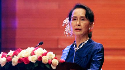 Aung San Suu Kyi durant un discours prononcé à l'occasion de la signature du cessez-le-feu entre le gouvernement et deux groupes ethniques armés, à Naypyidaw (Birmanie), le 13 février 2018. (THET AUNG / AFP)