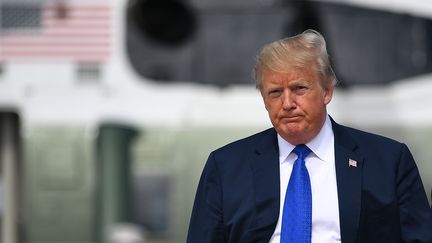 Le président des Etats-Unis, Donald Trump, s'apprête à monter à bord d'Air Force One, dans le Maryland, le 2 octobre 2018. (MANDEL NGAN / AFP)