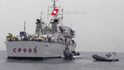 Des migrants sont secourus par des garde-côtes italiens, le 27 mai 2016, au large de la Sicile. (GUARDIA COSTIERA / AFP)