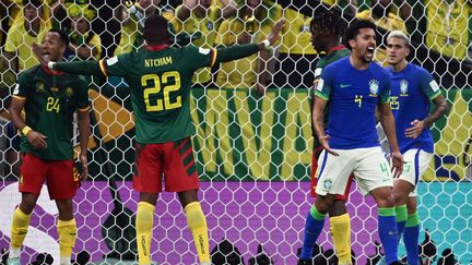 Le Brésil et le Cameroun lors d'un match de Coupe du monde, le 2 décembre 2022. (JEWEL SAMAD / AFP)