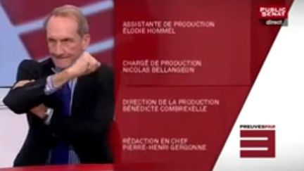 G&eacute;rard Longuet fait un bras d'honneur lors du g&eacute;n&eacute;rique de l'&eacute;mission "Preuves par 3", le 30 octobre 2012 sur Public S&eacute;nat (capture d'&eacute;cran). (PUBLIC SENAT / FTVI)