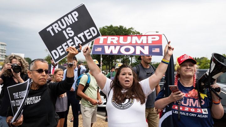 Des partisans et des opposants de Donald Trump manifestent, le 3 août 2023, à Washington (Etats-Unis), près du tribunal fédéral où il comparaît. (ALLISON BAILEY / NURPHOTO / AFP)