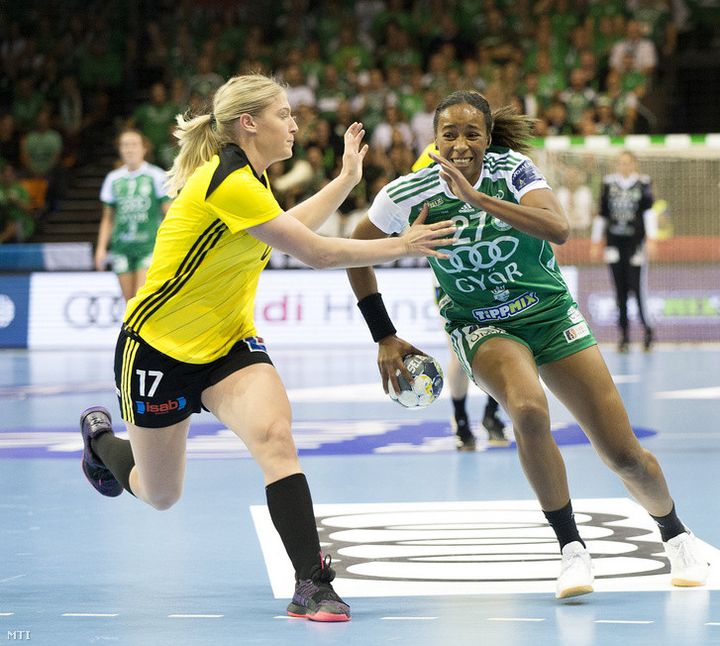 Estelle Nze Minko avec l'équipe de Györ. "On a une salle d’à peu près 5 5oo personnes, quasiment pleine tous les week-ends" (Photo Nze Minko)