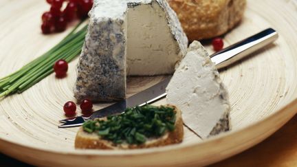 La bactérie E. coli a été détectée&nbsp;dans des valençay&nbsp;de la société Hardy Affineur, à Châtillon-sur-Cher&nbsp;(Loir-et-Cher). (photo d'illustration) (AMON, DENNIS / FOODCOLLECTION / GETTY IMAGES)