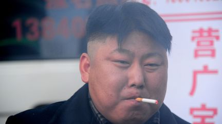 Le sosie de&nbsp;Kim Jong-un derri&egrave;re son stand &agrave; Shenyang (au nord-est de la Chine), le 22 mars 2014. (STR / AFP)