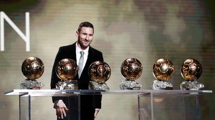 Lionel Messi détient désormais le record absolu avec six Ballons d'Or à son actif, le 2 décembre 2019 au Théâtre du Châtelet à Paris. (YOAN VALAT / EPA)