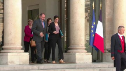 Tandis que la loi pouvoir d’achat est examinée actuellement au Sénat, le dernier Conseil des ministres avant l’été est organisé à l’Élysée, vendredi 29 juillet, où on retrouve Caroline Motte. (FRANCE 2)