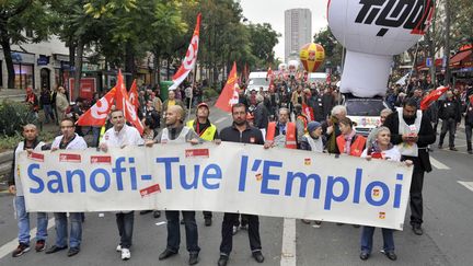 Des salari&eacute;s de Sanofi manifestent le 9 octobre 2012, &agrave; Paris. (MEHDI FEDOUACH / AFP)