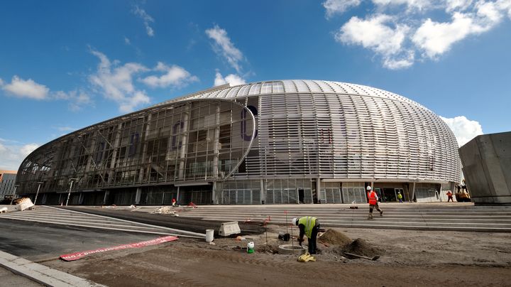 Des ouvriers ach&egrave;vent la construction du&nbsp;Grand Stade Lille M&eacute;tropole, &agrave; Villeneuve-d'Ascq, le 6 ao&ucirc;t 2012. (PHILIPPE HUGUEN / AFP)