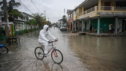 Un habitant des Cayes (Haïti), pris dans les inondations, le 5 juin 2023. (RICHARD PIERRIN / AFP)