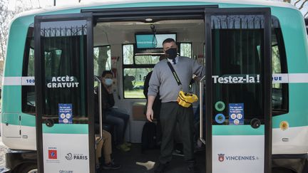 Un conducteur de la RATP à Vincennes (Val-de-Marne), le 4 avril 2021. (MAGALI COHEN / HANS LUCAS / AFP)