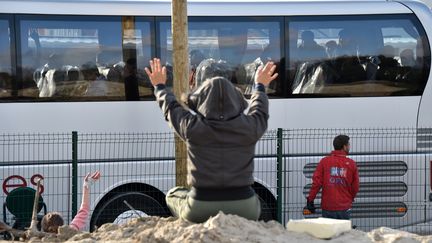 Un migrants saluant le d&eacute;parts de mineurs isol&eacute;s de la "jungle" de Calais (Pas-de-Calais), le 2 novembre 2016.&nbsp; (PHILIPPE HUGUEN / AFP)