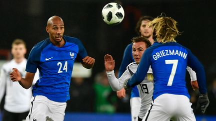 Steven N'Zonzi et Antoine Griezmann face à l'Allemagne. (JOHN MACDOUGALL / AFP)