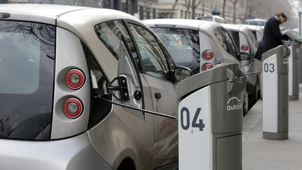 Des Autolib gar&eacute;es &agrave; Paris, le 27 mars 2013.&nbsp; ( JACKY NAEGELEN / REUTERS)