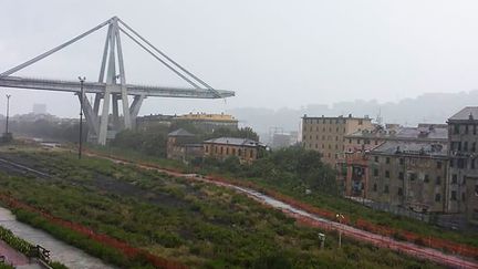 Un viaduc de l'autoroute A10 s'est effondré à Gênes (Italie), le 14 août 2018. (PAOLA PIRRERA / FACEBOOK / AFP)