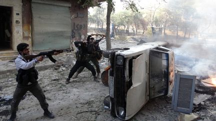 Des combattants rebelles syriens le 9 octobre 2013 &agrave; Alep, dans le nord de la Syrie.&nbsp; (KARAM AL-MASRI / AFP)