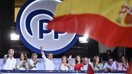 Le leader et chef du Parti populaire espagnol Alberto Núñez Feijóo (avec le bras levé) salue ses partisants après le second tour des élections législatives, le 23 juillet 2023 à Madrid. (OSCAR DEL POZO / AFP)