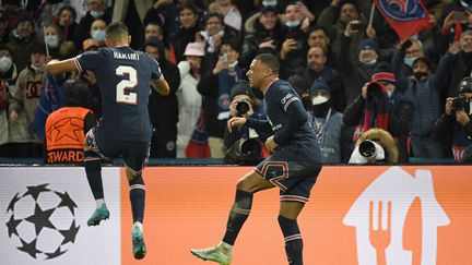 Kylian Mbappé célèbre son but face au Real Madrid en huitième de finale aller de la Ligue des champions, le 15 février (ALAIN JOCARD / AFP)