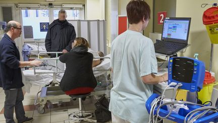 A la Croix-Rousse de Lyon, les urgences sont "en tension" avec l'arrivée de la grippe. Le service d'accueil de Nancy (Lorraine) est lui aussi fortement sollicité, comme ici le 4 janvier 2017. (MAXPPP)