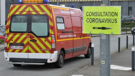 Devant le centre hospitalier Bretagne Atlantique, à Vannes (Morbihan), le 4 mars 2020. (MAXPPP)