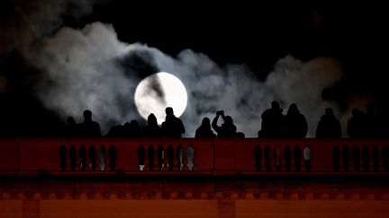 Des personnes rassemblées sur la&nbsp;terrasse du Pincio, à Rome, la capitale italienne, le 1er janvier 2018. (ALBERTO PIZZOLI / AFP)