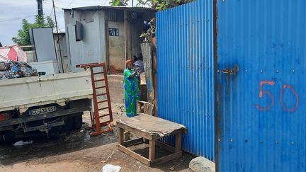 Dans le quartier Talus 2 de Majicavo à Mayotte, les habitants évacuent leurs logements concernés par la démolition, après parfois plusieurs décennies sur place. (SANDRINE ETOA ANDEGUE / RADIO FRANCE)