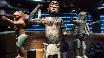 Trois grandes statues de l'ancien royaume du Dahomey (Bénin), au musée du Quai Branly (23 novembre 2018) (CHRISTOPHE PETIT TESSON / EPA / Newscom / MAXPPP)