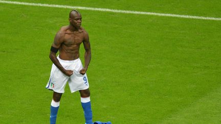 Mario Balotelli c&eacute;l&egrave;bre son 2e but contre l'Allemagne, le 28 juin 2012 &agrave; Varsovie (Pologne). (GABRIEL BOUYS / AFP)