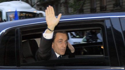 L'ancien pr&eacute;sident Nicolas Sarkozy quitte La Mutualit&eacute;, &agrave; Paris, apr&egrave;s avoir salu&eacute; ses partisans, au soir de son &eacute;chec &agrave; l'&eacute;lection pr&eacute;sidentielle, le 6 mai 2012. (JACQUES DEMARTHON / AFP)