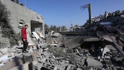 Vue d'un bâtiment effondré après une attaque israélienne sur la ville de Deir al-Balah, dans la bande de Gaza, le 31 décembre 2023. (ASHRAF AMRA / ANADOLU / AFP)