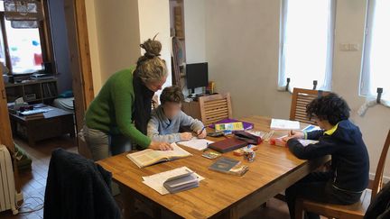 Carine et ses deux enfants, Nathanaël et Joshua, dans leur salon à Lille, en décembre 2020. (ALEXIS MOREL / RADIO FRANCE)