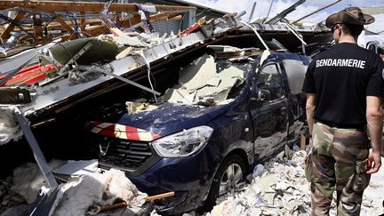 Un véhicule de la gendarmerie sous les décombres après le passage du cyclone Chido à Pamandzi (Mayotte), le 18 décembre 2024. (MINISTERE DE L'INTERIEUR / MAXPPP)