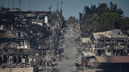 Le camp de Moria dévasté par les flammes, le 10 septembre 2020 à Moria, sur l'île de Lesbos en Grèce. (LOUISA GOULIAMAKI / AFP)