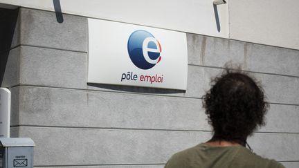 Une personne se tient devant une agence Pôle emploi de Hyères (Var), le 9 juillet 2022. (MAGALI COHEN / HANS LUCAS / AFP)