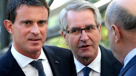 Le Premier ministre Manuel Valls et Philippe Richert, le président de la région Grand Est, à Reims pour le&nbsp;congrès de l'Assocation des régions de France, jeudi 29 septembre 2016 (FRANCOIS NASCIMBENI / AFP)